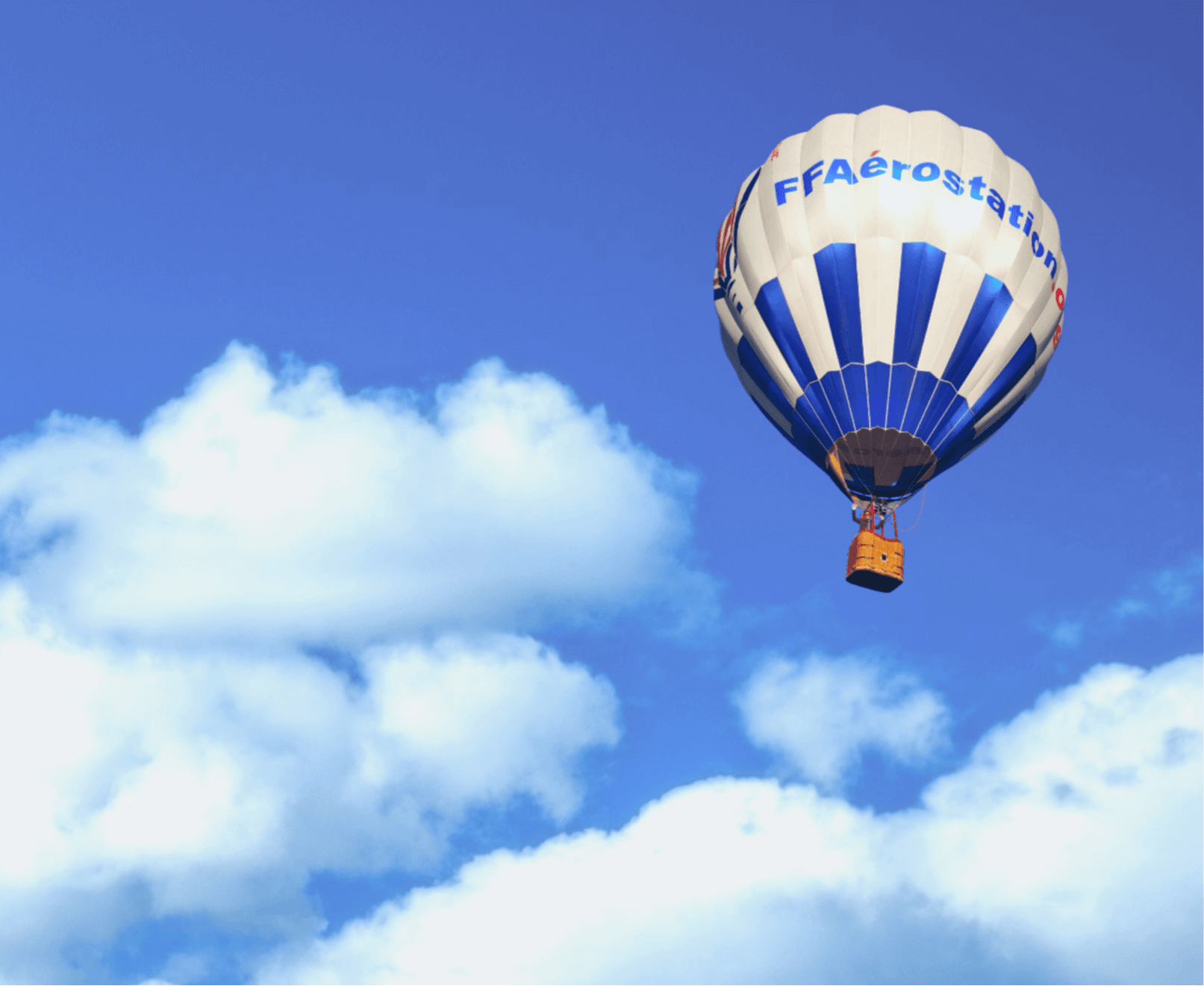 Image d'Acceuil, ciel bleu avec une Montgolfière